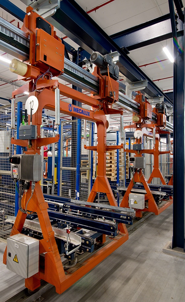 The electric monorail can reach 100 m/min in straight sections, a higher speed than the conveyors achieve