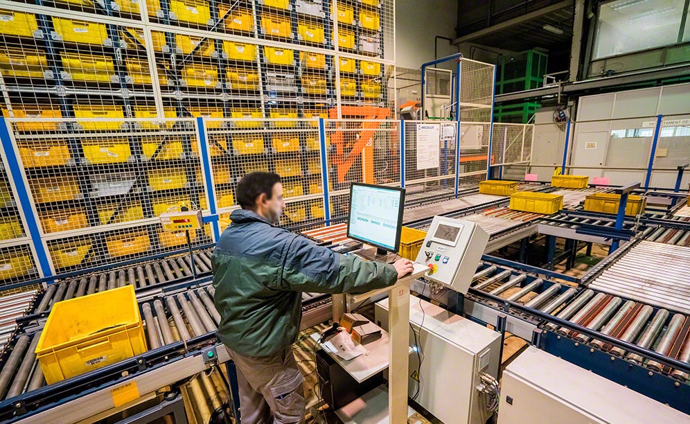 Two U-shaped picking stations are set up perpendicular to the main circuit