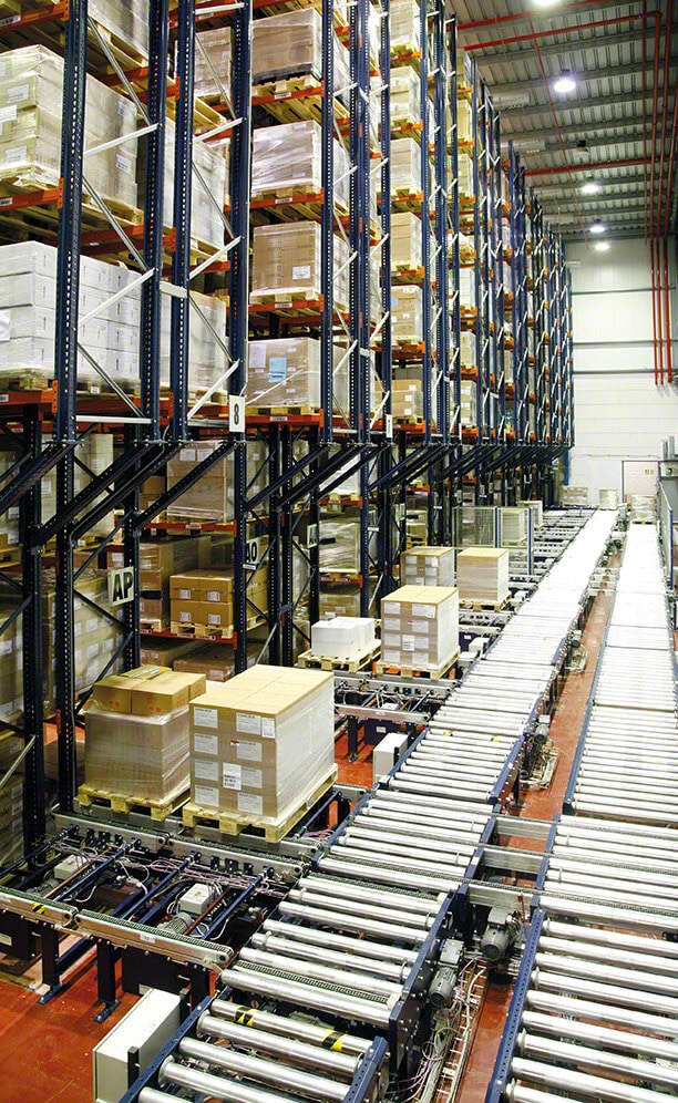 Mecalux brought up options based on automatic roller and chain conveyors to eliminate all movements carried out by counterbalanced forklifts in the warehouse