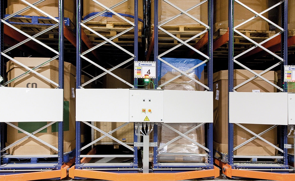 The pallets that, due to their size and characteristics, are not suitable to enter the automated installation are housed on Movirack mobile pallet racking placed in the ante-chamber