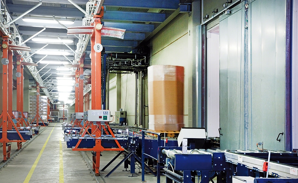 Once their condition is verified, they enter the electric monorail circuit, which runs towards the storage chambers