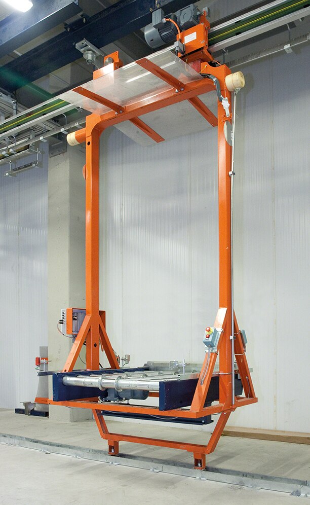 The aerial electric monorails can reach 100 m/min in straight sections, a speed five times higher than the conveyors achieve