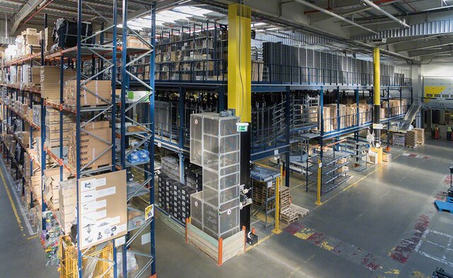 3LP S.A. has a huge logistics centre with a 35,000 pallet capacity. Here Mecalux has supplied pallet racking, live storage racks, a mezzanine and a picking block with three walkway levels