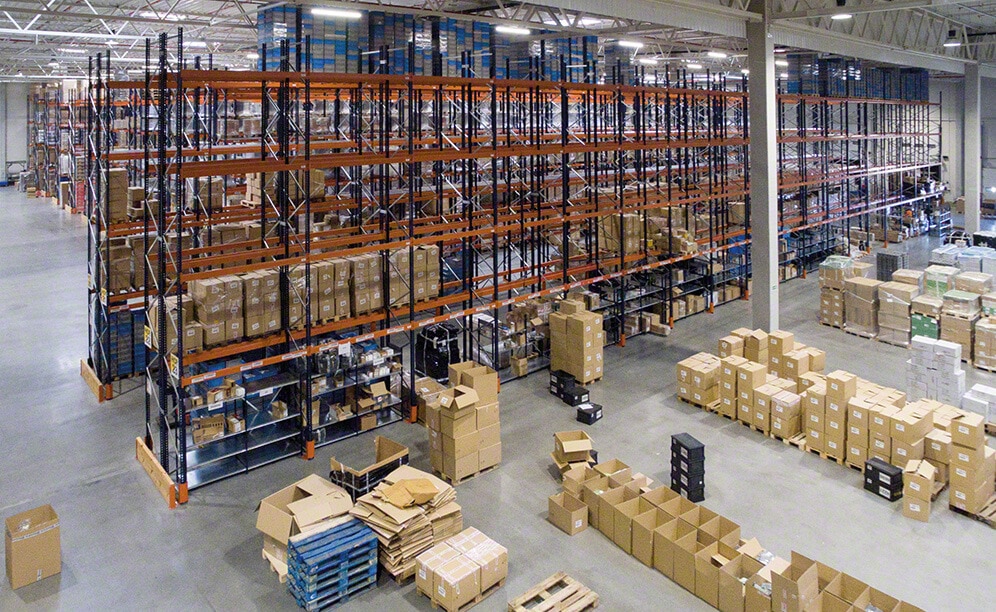The 9.5 m high pallet racks can store 35,000 pallets