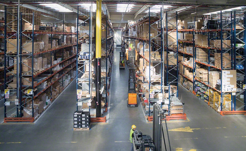 To carry out storage tasks, operators are assisted by reach trucks capable of operating in aisles that are less than 3 m wide