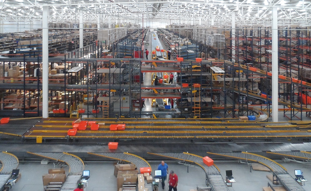 The palletised goods and items in boxes coexist in a high-throughput storage system that has enabled Apymsa to streamline picking and enhance storage capacity