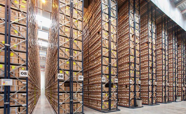 The racks are 11.5 m high and have 15 levels with a capacity for 36 file boxes