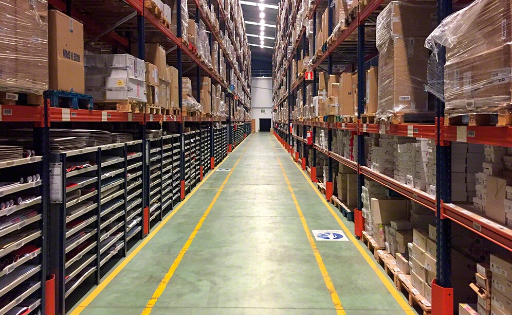 Mecalux has equipped the Eralogistics warehouse with pallet racking and racking with walkways