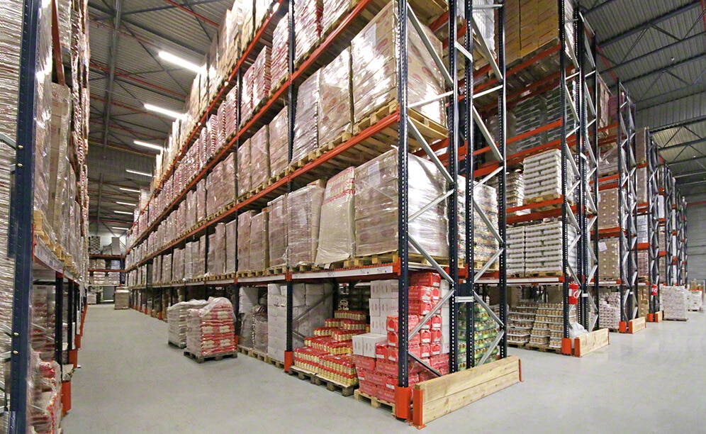 Centrally, the warehouse has seven double-depth pallet racks installed and two attached to the wall; all are 9 m high