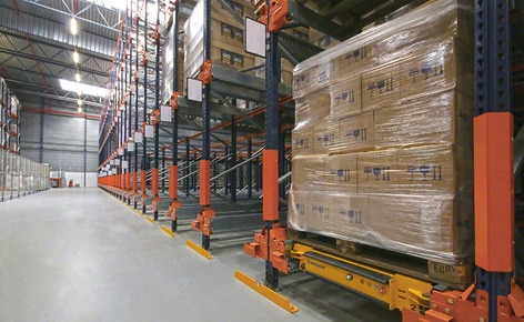 Mecalux supplied pallet racking, the high-density Pallet Shuttle system and a roller conveyor, which joins the different areas that make up the installation Mecalux supplied pallet racking, the high-density Pallet Shuttle system and a roller conveyor, which joins the different areas that make up the installation