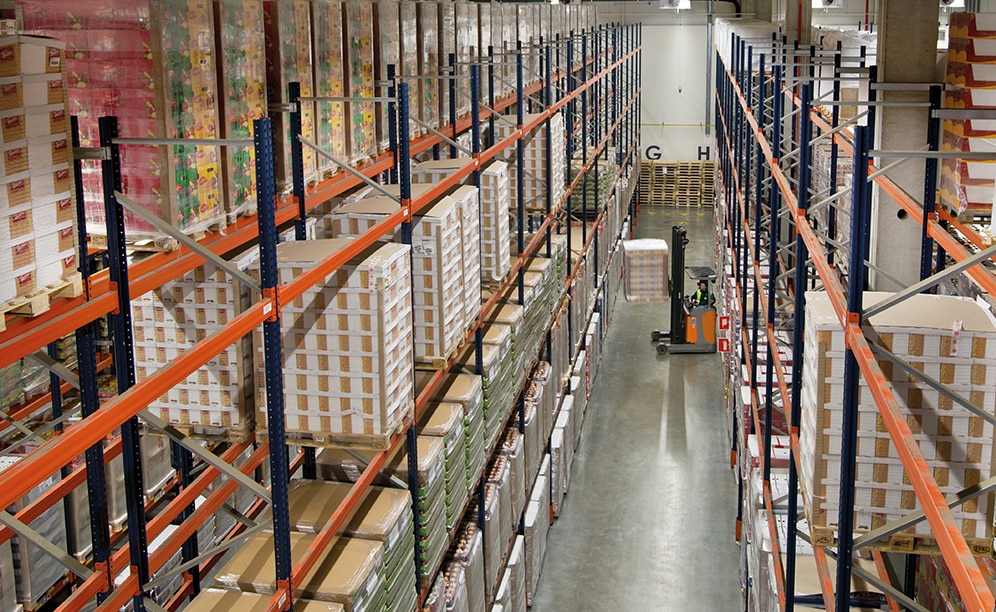 Pallet racks stand out for their direct access to all the products, which fuels storage tasks and provides perfect stock control, since each location is assigned a single SKU