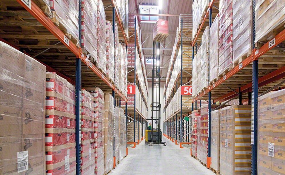 To handle the palletised merchandise on the upper levels, the operators use reach trucks