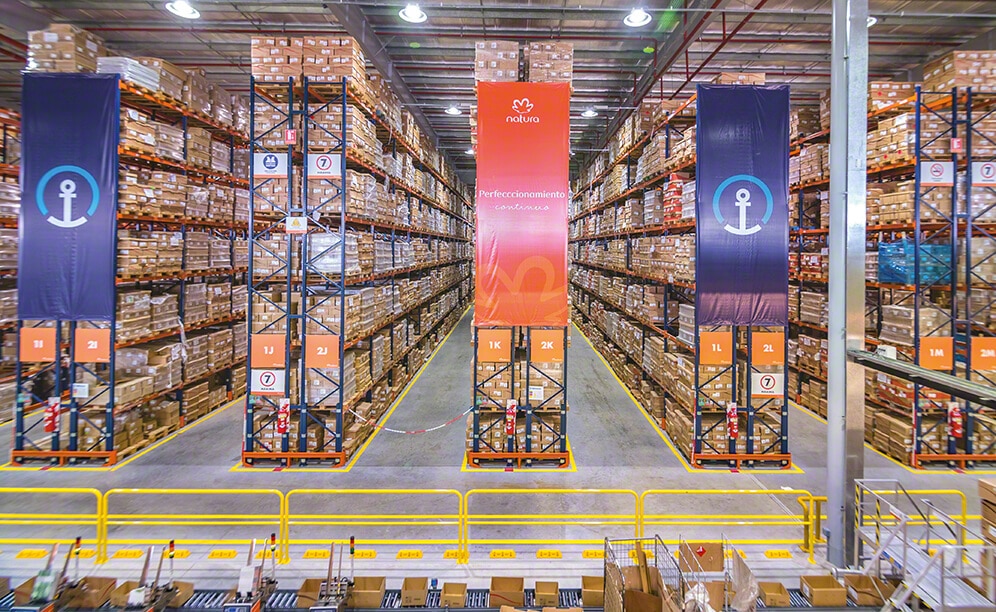 Mecalux has supplied Natura Cosméticos with 8 m high pallet racks where more than 18,000 pallet are stored