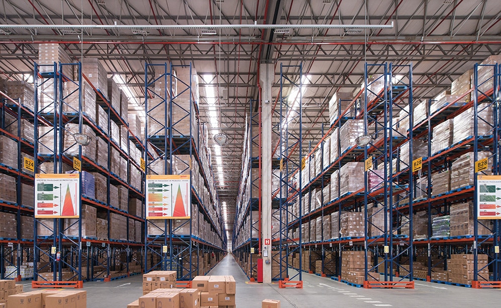 Mecalux supplied single and double-depth pallet racking that measures 11.4 m high