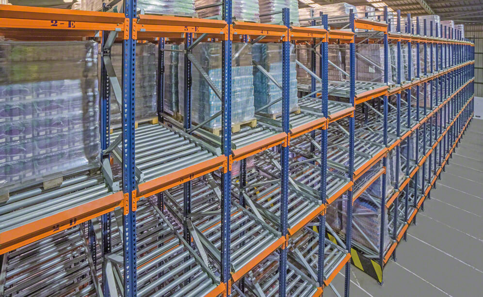 Live racking offers a perfect turnover of products thanks to the FIFO system