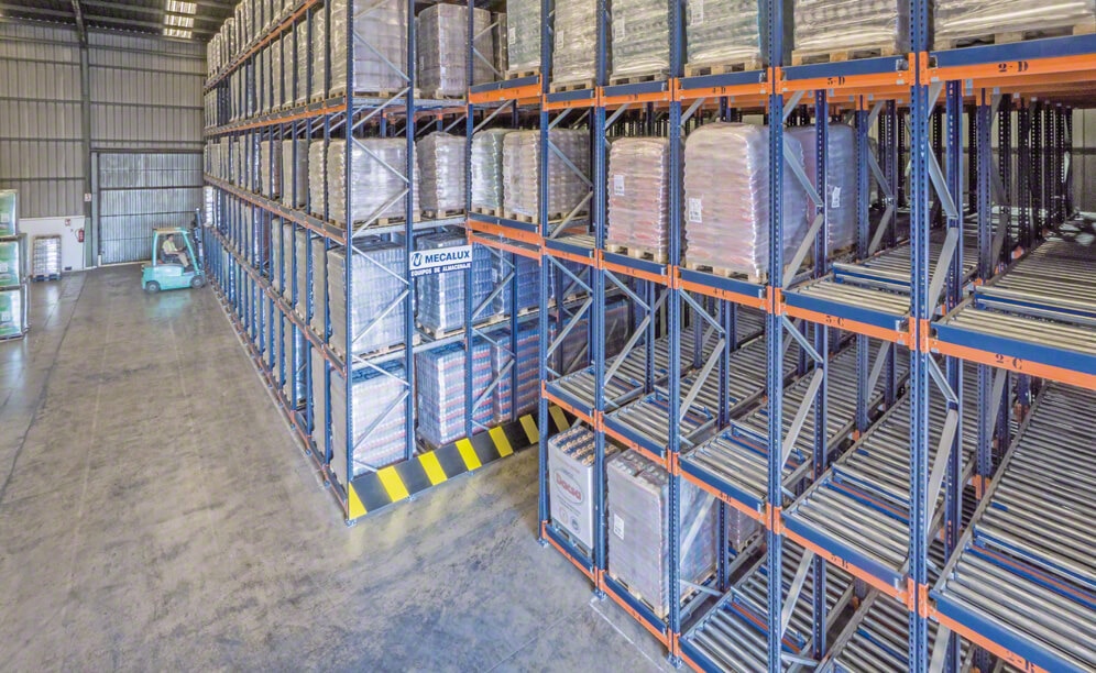 The side where the extractions or outputs of pallets are carried out coincides with the dispatch area