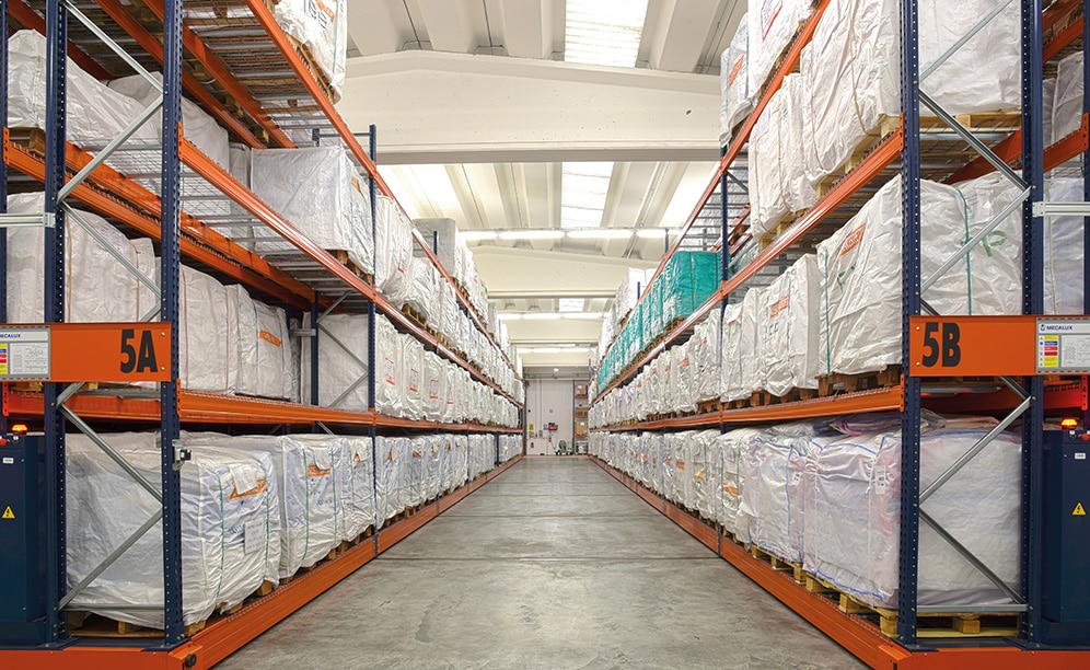 The aisle is wide enough (4.5 m) so that the operator can easily handle the merchandise via counterbalanced forklifts