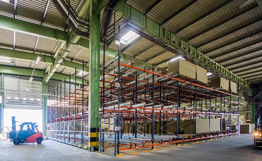 This 312 m² block is filled with 7 m high racks and 21, 2.5 m wide channels