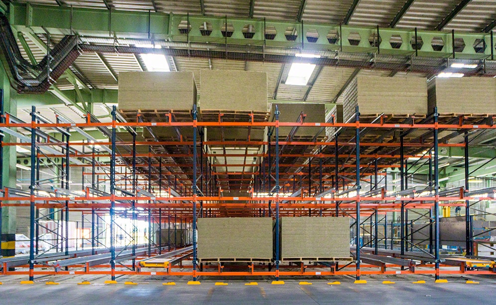 The very wide channels simplify pallet storage tasks of 1,000 x 2,400 mm pallets