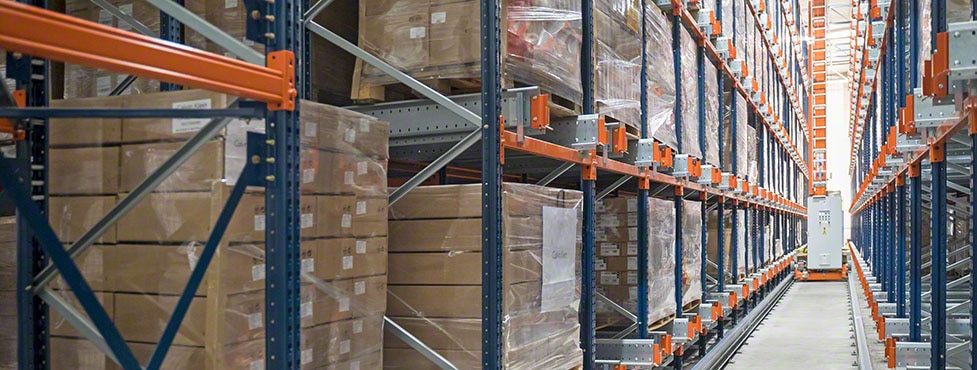 Finieco's warehouse with the automatic Pallet Shuttle served by a stacker crane