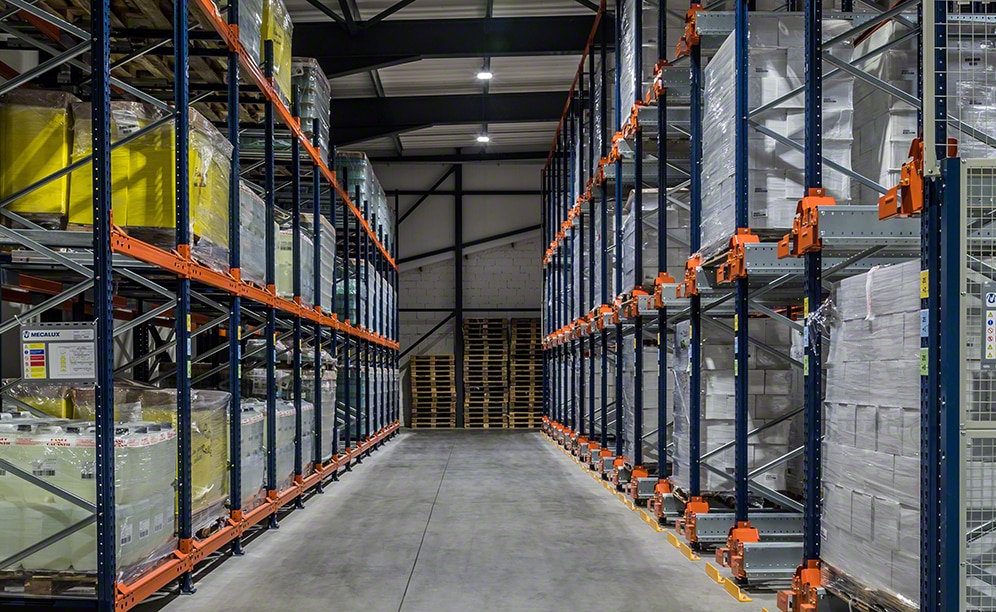 High-density push-back racks in the Vinaigrerie Générale warehouse in France