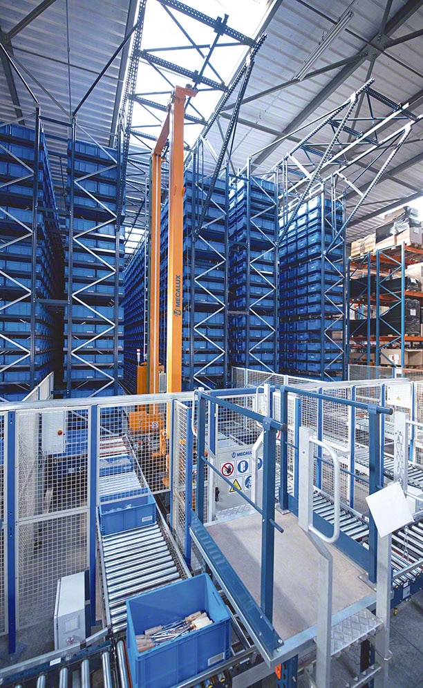 The installation combines pallet racking with an automated warehouse for boxes