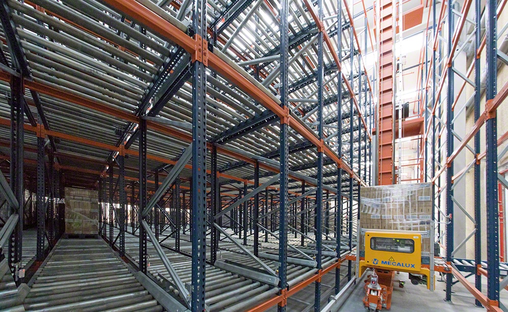 Live racking hold chemical products and operated by a stacker crane