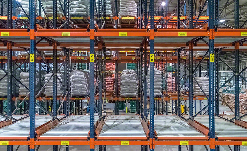 Live pallet racks to manage the fresh fruit with FIFO principle