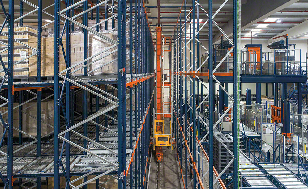 Live pallet racks with stacker cranes for finished orders