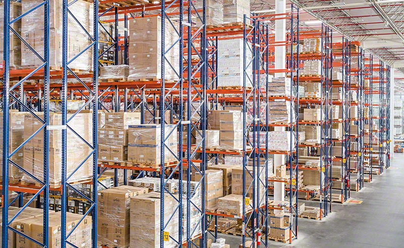 The Magazine Luiza warehouse includes 15 blocks of double-deep pallet racks letting more than 15,300 pallets