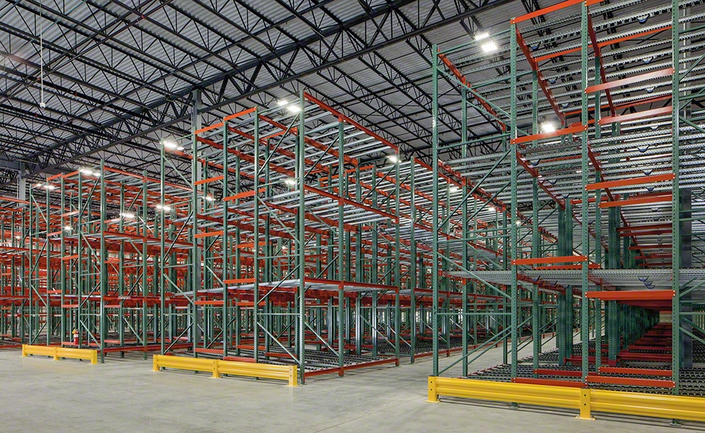 Warehouse for pet food and accessories with live racking