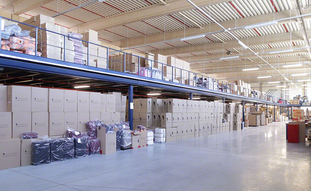 The mezzanine floor installed in the warehouse covers a surface area of 3,000 m²