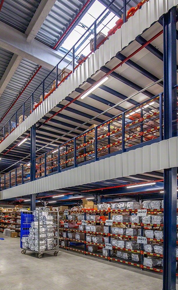 Ectra three-level mezzanine with shelves for picking
