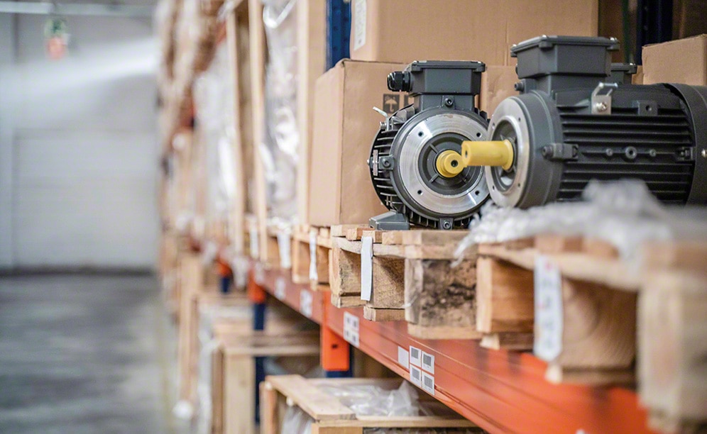 Engines and bulky Cosgra products on pallet racks