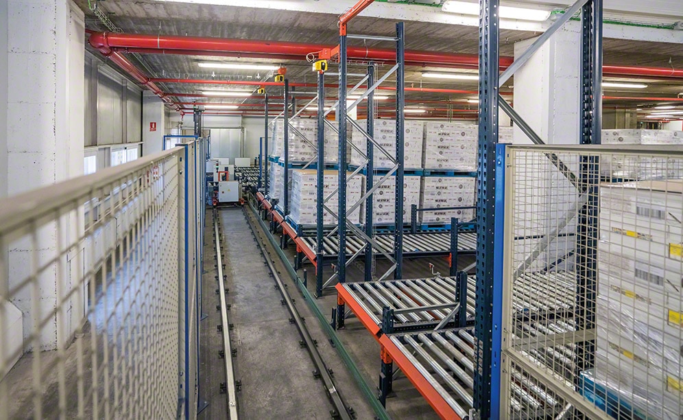 A transfer car distributes pallets on six conveyors A transfer car distributes pallets on six conveyors