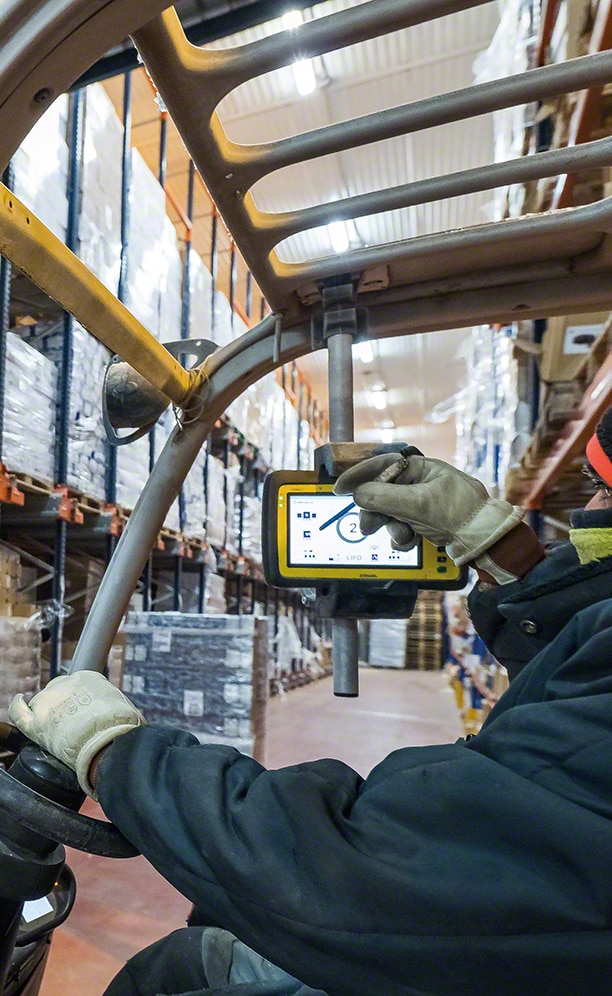The operator uses a tablet to give orders to the Pallet Shuttle