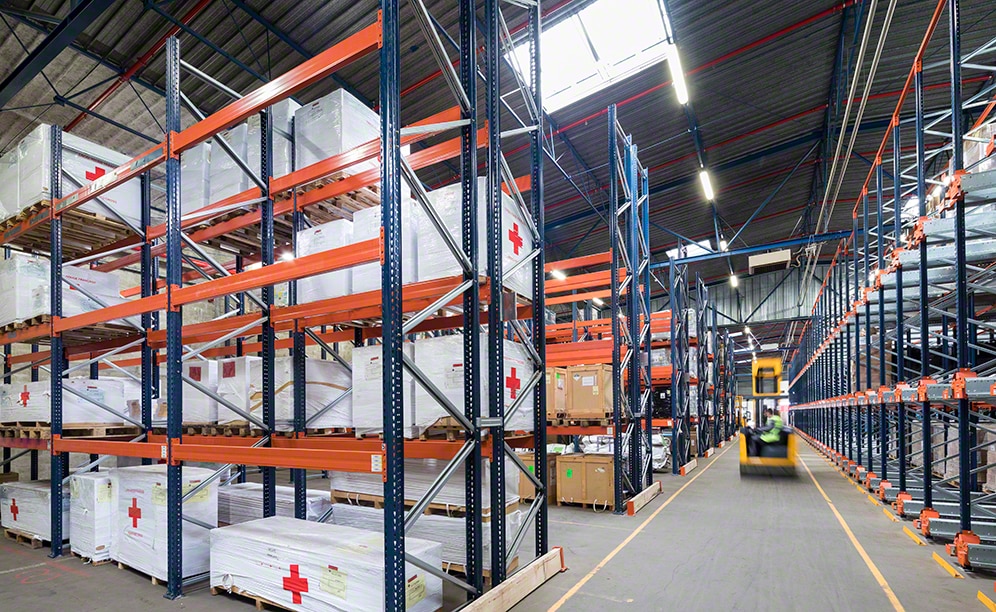Operators give orders to the Pallet Shuttle using a tablet