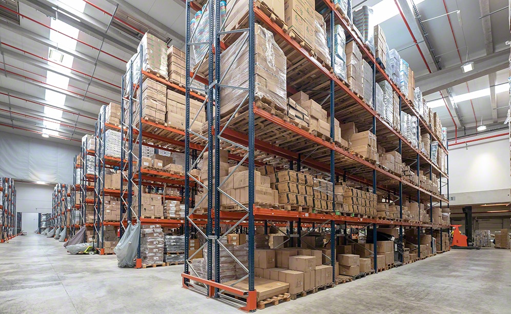 The pallet racks adapt to the products' size