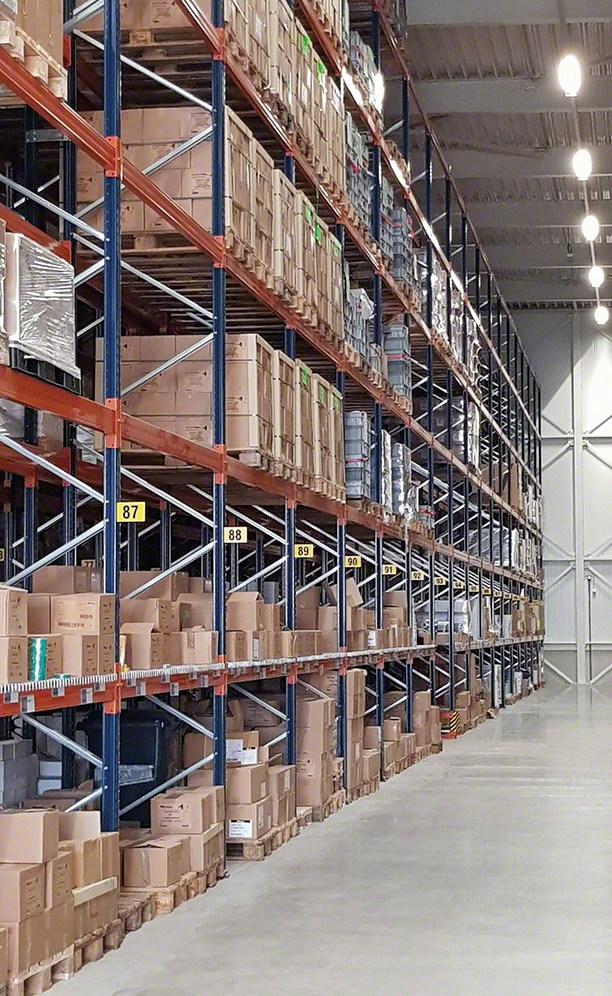 The pallet racks are 8.5 m high
