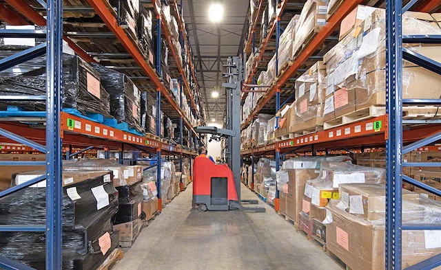 The pallet racks provide versatility and resistance