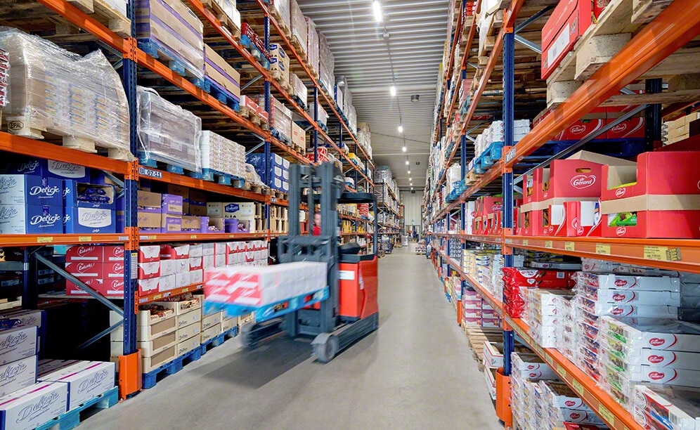 Mecalux racking in the warehouse of the food and beverage wholesaler Jot-Ł Mecalux racking in the warehouse of the food and beverage wholesaler Jot-Ł