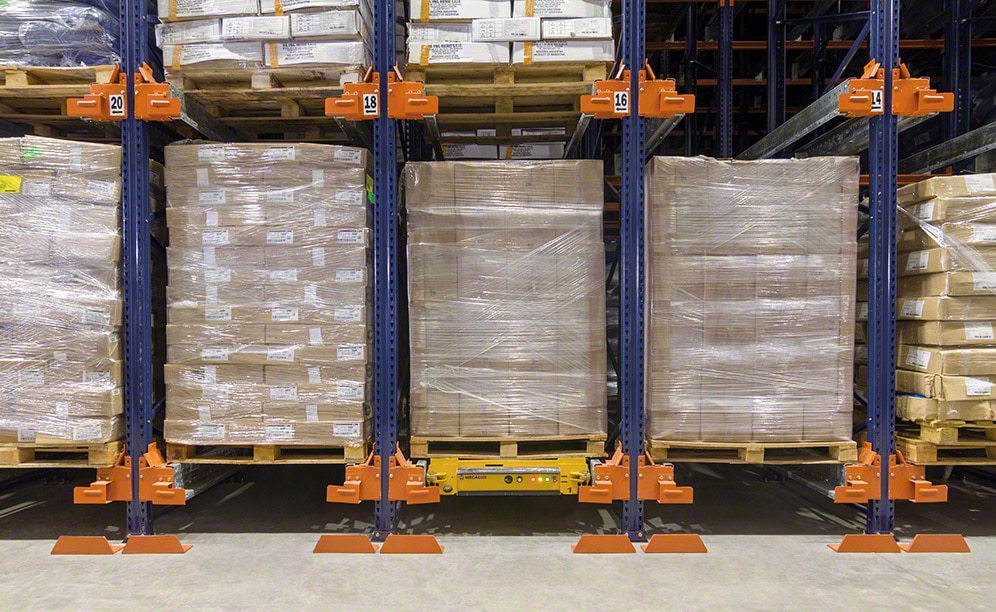 With the Pallet Shuttle, the input and output of the goods is automatic