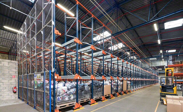 The Pallet Shuttle moves inside the channel with full autonomy
