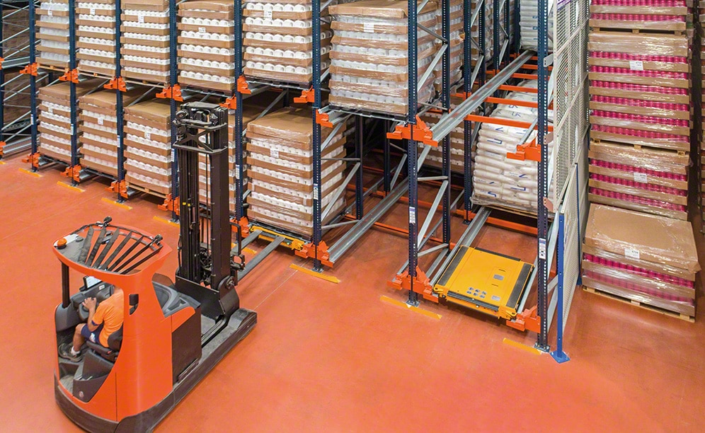Racking with semi-automatic Pallet Shuttle system