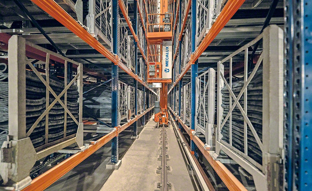 A stacker crane in each aisle stores the Michelin containers