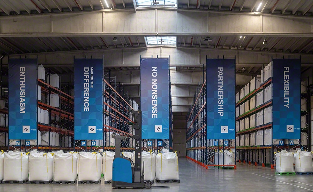 The Van Moer warehouse offers a storage capacity for 15,345 pallets