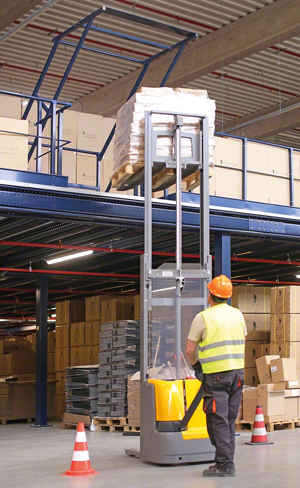 The swing gates make it possible to deliver the goods with forklifts