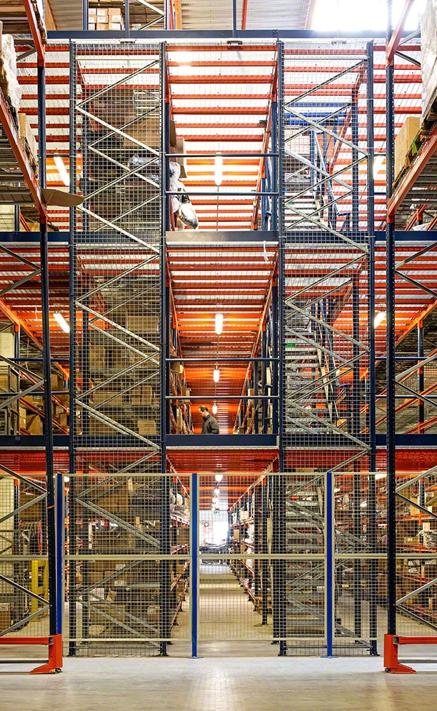 Three-storey mezzanine floor in the Homea warehouse in France