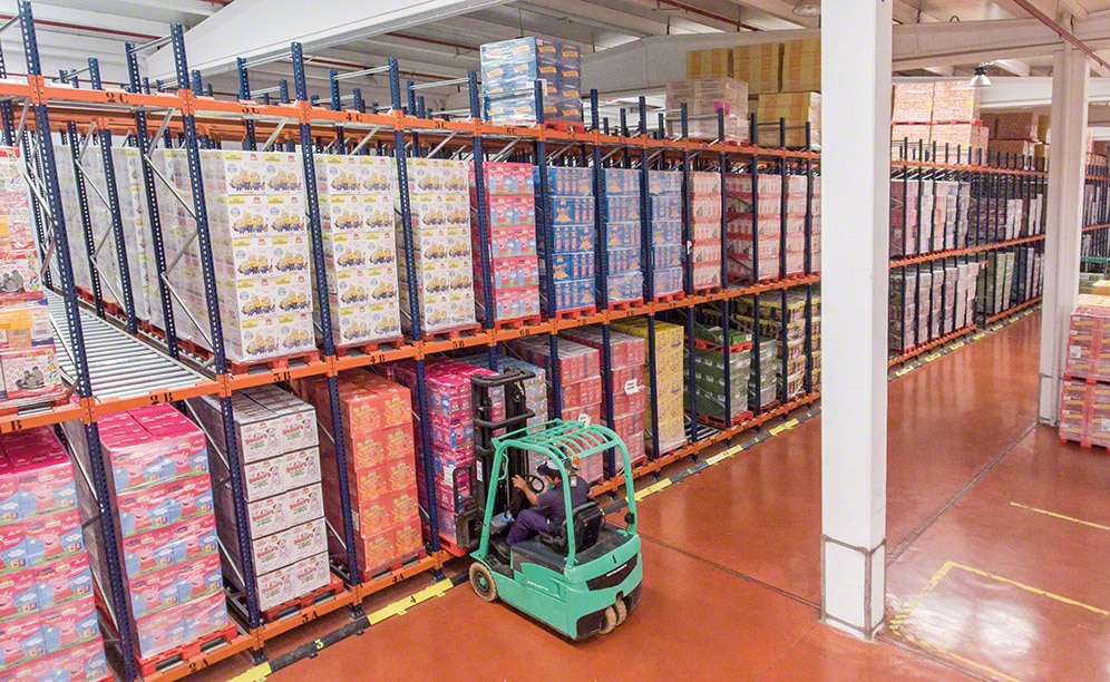 Mecalux has equipped the distribution centre Tosfrit owns in the town of Manzanares (Ciudad Real) with live pallet racking that can store 1,350 pallets