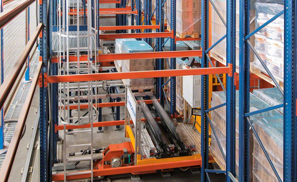 The transfer car distributes the pallets in the corresponding storage aisles